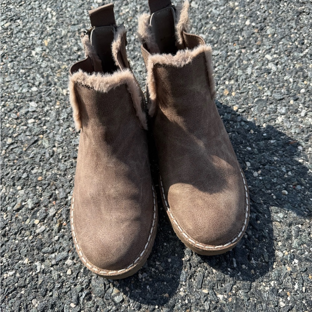 Cozy Brown Ankle Boots with Fur Trim